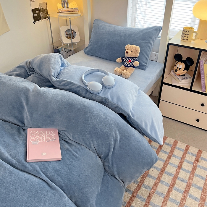 91家纺网 家纺一手货源 找家纺 优卡迪家纺馆 2025新款牛奶绒纯色双拼宿舍床三件套 海蓝天蓝