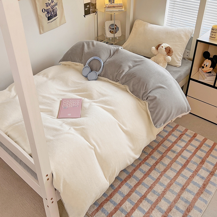 91家纺网 家纺一手货源 找家纺 优卡迪家纺馆 2025新款牛奶绒纯色双拼宿舍床三件套 奶白银灰