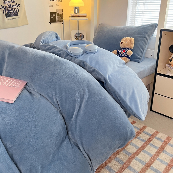 91家纺网 家纺一手货源 找家纺 优卡迪家纺馆 2025新款牛奶绒纯色双拼宿舍床三件套 海蓝天蓝