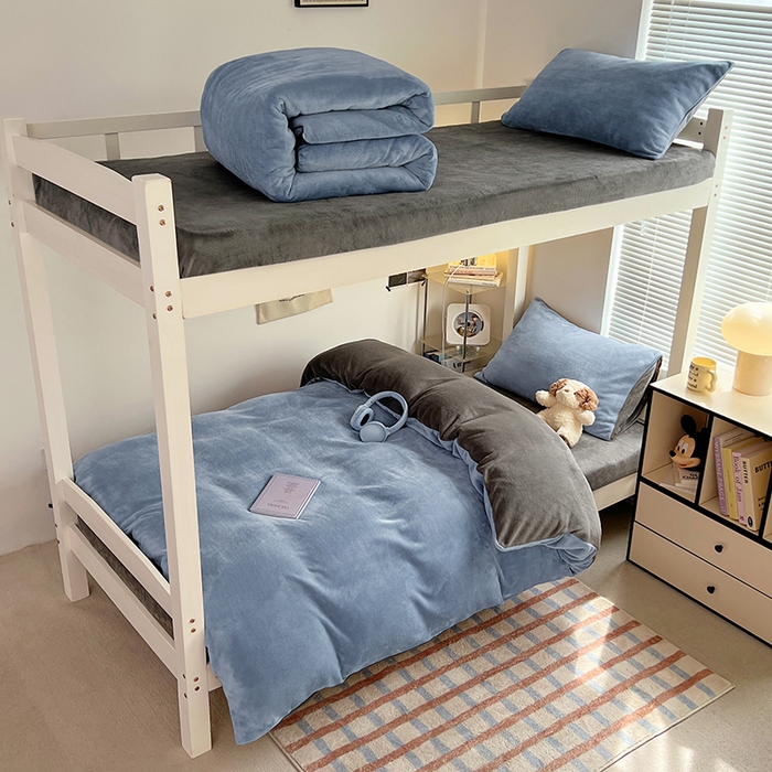 91家纺网 家纺一手货源 找家纺 优卡迪家纺馆 2025新款牛奶绒纯色双拼宿舍床三件套 海蓝深灰