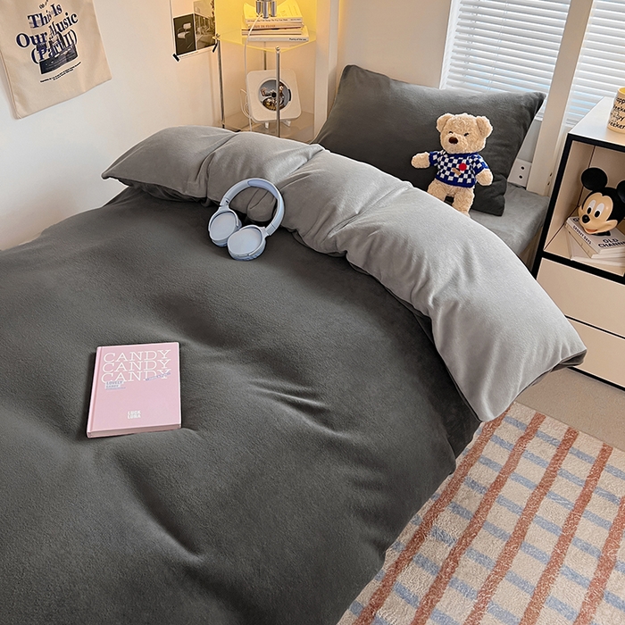 91家纺网 家纺一手货源 找家纺 优卡迪家纺馆 2025新款牛奶绒纯色双拼宿舍床三件套 深灰银灰