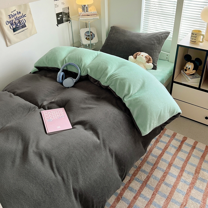 91家纺网 家纺一手货源 找家纺 优卡迪家纺馆 2025新款牛奶绒纯色双拼宿舍床三件套 深灰嫩绿