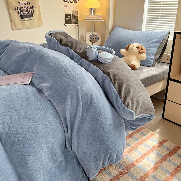 91家纺网 家纺一手货源 找家纺 优卡迪家纺馆 2025新款牛奶绒纯色双拼宿舍床三件套 海蓝深灰