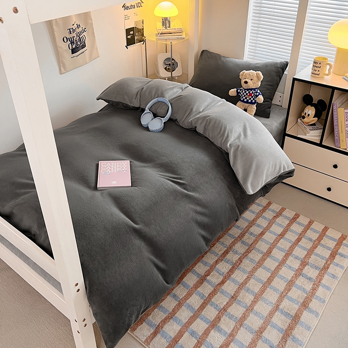 91家纺网 家纺一手货源 找家纺 优卡迪家纺馆 2025新款牛奶绒纯色双拼宿舍床三件套 深灰银灰