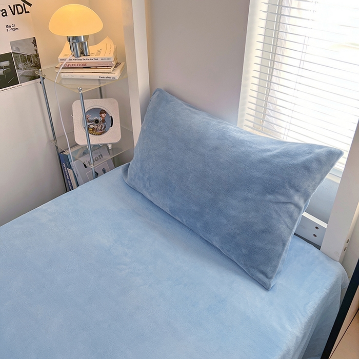 91家纺网 家纺一手货源 找家纺 优卡迪家纺馆 2025新款牛奶绒纯色双拼宿舍床三件套 海蓝天蓝