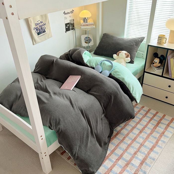 91家纺网 家纺一手货源 找家纺 优卡迪家纺馆 2025新款牛奶绒纯色双拼宿舍床三件套 深灰嫩绿