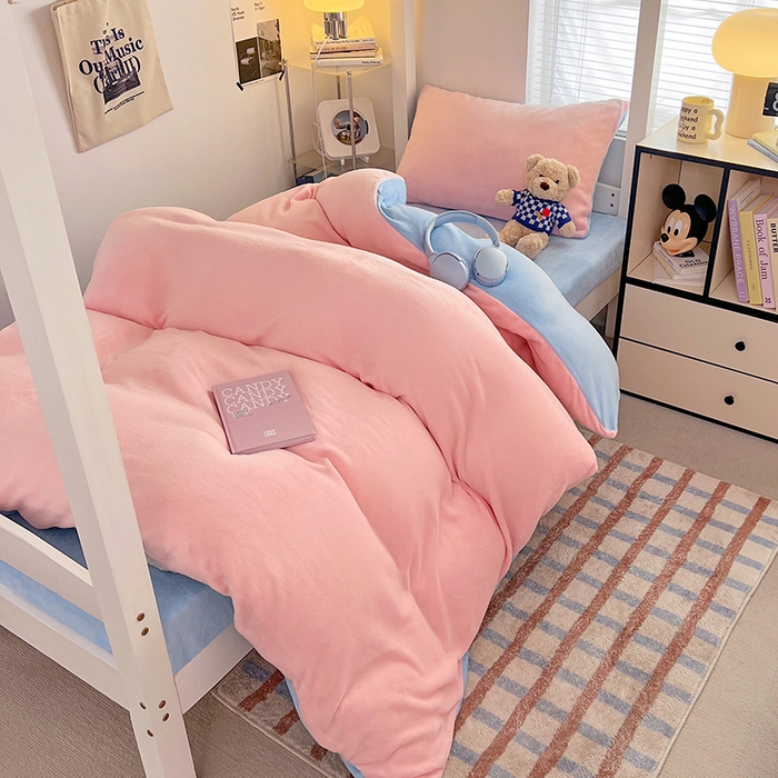 91家纺网 家纺一手货源 找家纺 优卡迪家纺馆 2025新款牛奶绒纯色双拼宿舍床三件套 玉粉天蓝