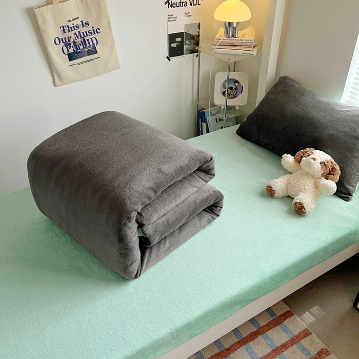 91家纺网 家纺一手货源 找家纺 优卡迪家纺馆 2025新款牛奶绒纯色双拼宿舍床三件套 深灰嫩绿