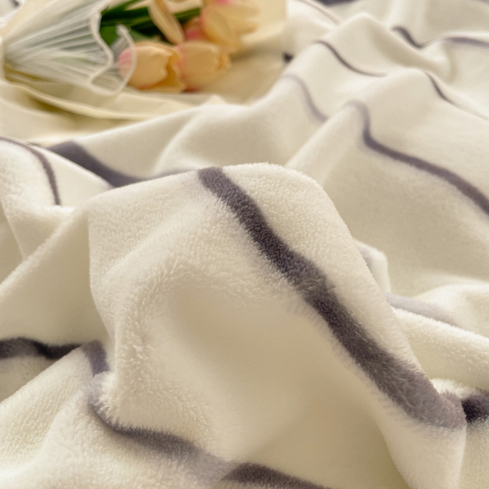 91家纺网 家纺一手货源 找家纺 佳汐蓝家纺 2025新款190克高克重牛奶绒印花四件套 时光里+高级灰