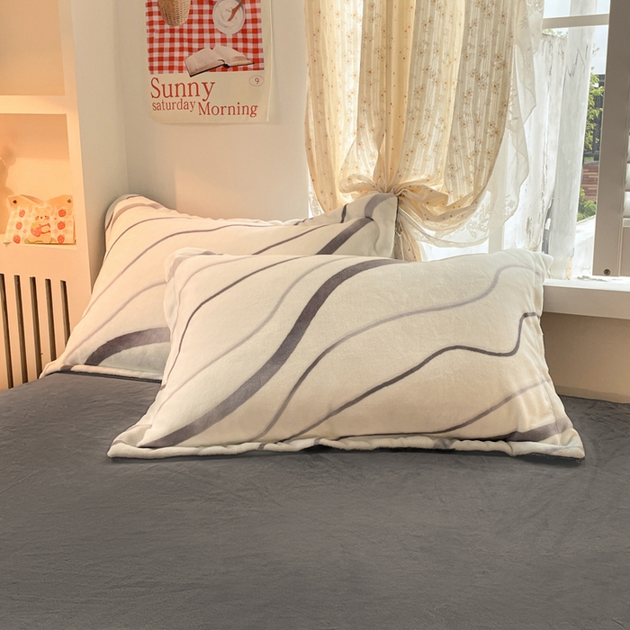 91家纺网 家纺一手货源 找家纺 佳汐蓝家纺 2025新款190克高克重牛奶绒印花四件套 时光里+高级灰