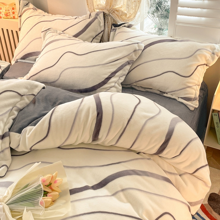 91家纺网 家纺一手货源 找家纺 佳汐蓝家纺 2025新款190克高克重牛奶绒印花四件套 时光里+高级灰