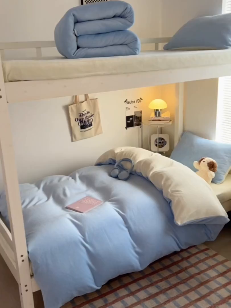 91家纺网 家纺一手货源 找家纺 优卡迪家纺馆 2025新款牛奶绒纯色双拼宿舍床三件套 浅蓝奶白