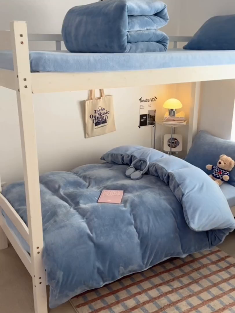 91家纺网 家纺一手货源 找家纺 优卡迪家纺馆 2025新款牛奶绒纯色双拼宿舍床三件套 海蓝天蓝