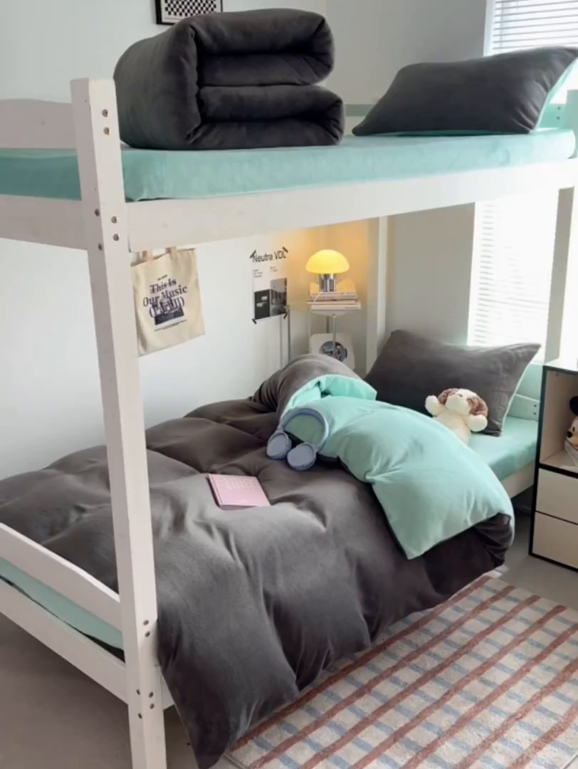 91家纺网 家纺一手货源 找家纺 优卡迪家纺馆 2025新款牛奶绒纯色双拼宿舍床三件套 深灰嫩绿