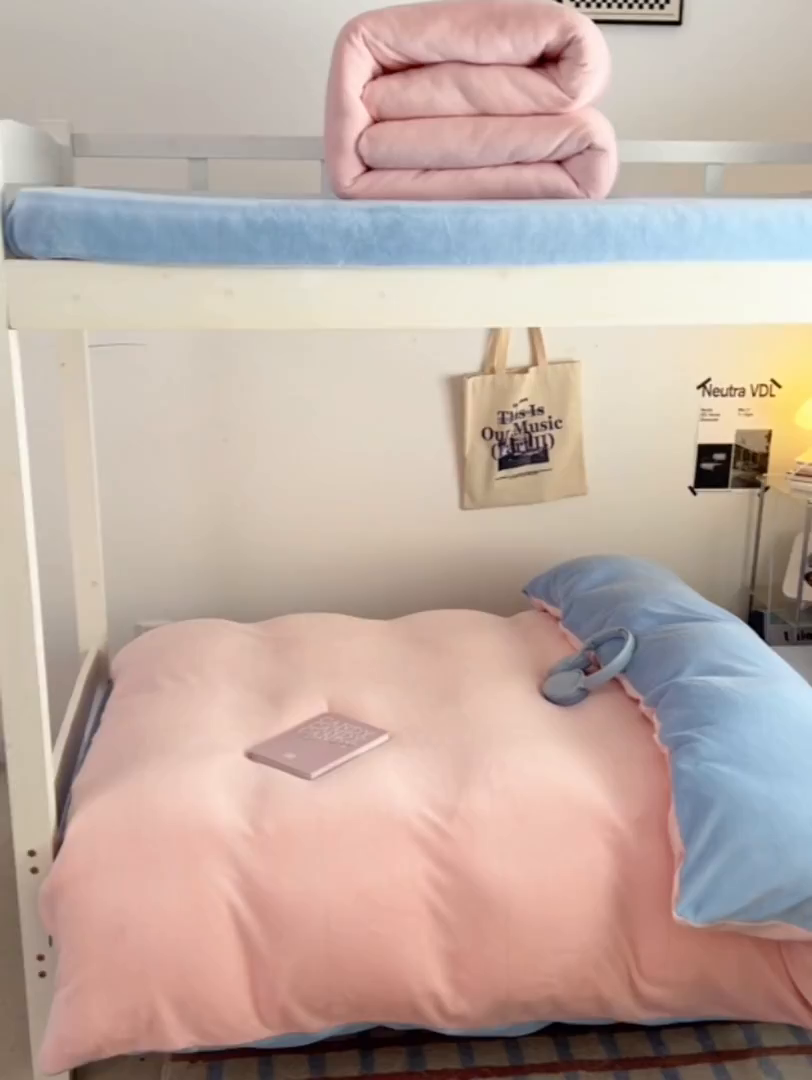 91家纺网 家纺一手货源 找家纺 优卡迪家纺馆 2025新款牛奶绒纯色双拼宿舍床三件套 玉粉天蓝