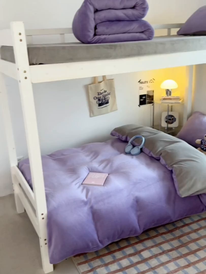 91家纺网 家纺一手货源 找家纺 优卡迪家纺馆 2025新款牛奶绒纯色双拼宿舍床三件套 魅紫银灰