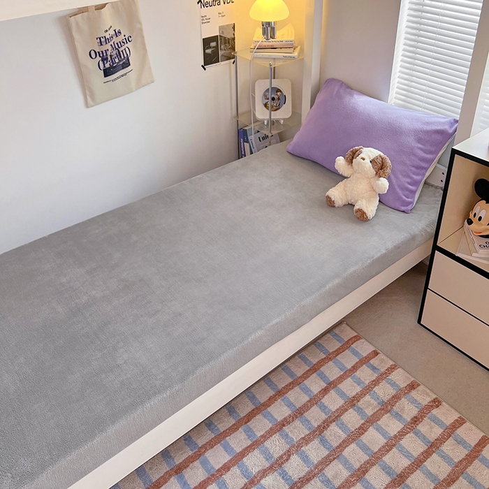 91家纺网 家纺一手货源 找家纺 优卡迪家纺馆 2025新款牛奶绒纯色双拼宿舍床三件套 魅紫银灰