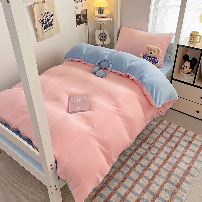 91家纺网 家纺一手货源 找家纺 优卡迪家纺馆 2025新款牛奶绒纯色双拼宿舍床三件套 玉粉天蓝