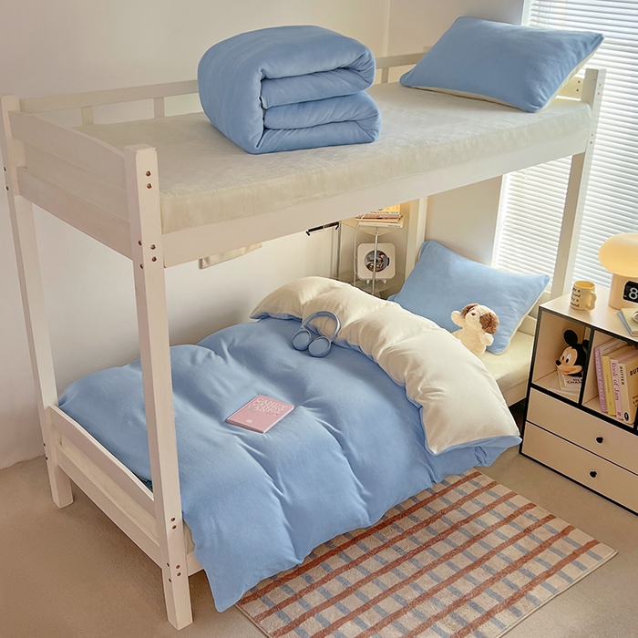 91家纺网 家纺一手货源 找家纺 优卡迪家纺馆 2025新款牛奶绒纯色双拼宿舍床三件套 浅蓝奶白