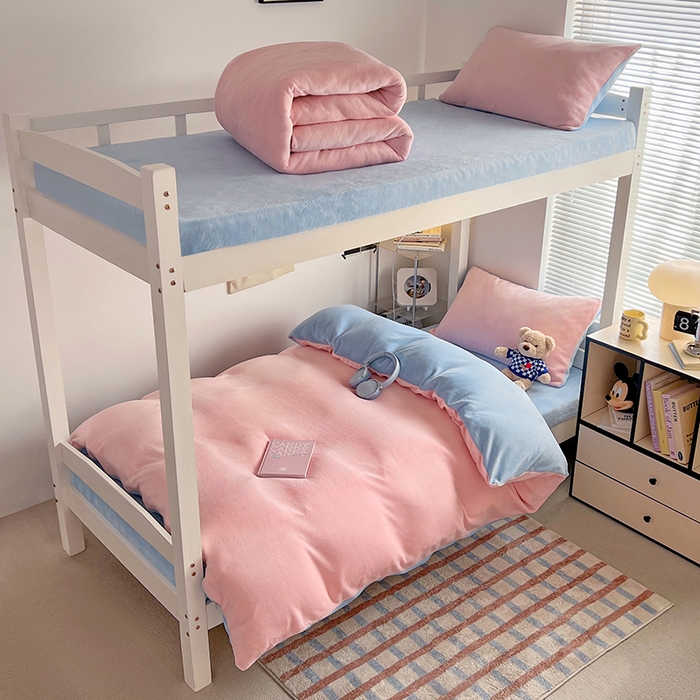 91家纺网 家纺一手货源 找家纺 优卡迪家纺馆 2025新款牛奶绒纯色双拼宿舍床三件套 玉粉天蓝