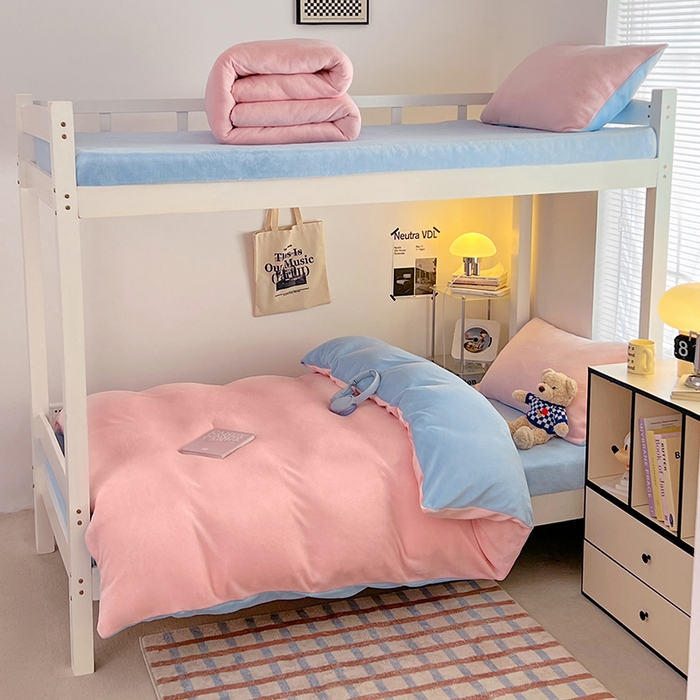 91家纺网 家纺一手货源 找家纺 优卡迪家纺馆 2025新款牛奶绒纯色双拼宿舍床三件套 玉粉天蓝