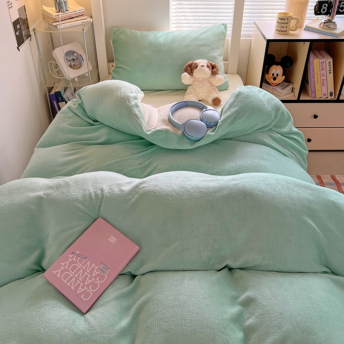 91家纺网 家纺一手货源 找家纺 优卡迪家纺馆 2025新款牛奶绒纯色双拼宿舍床三件套 嫩绿奶白