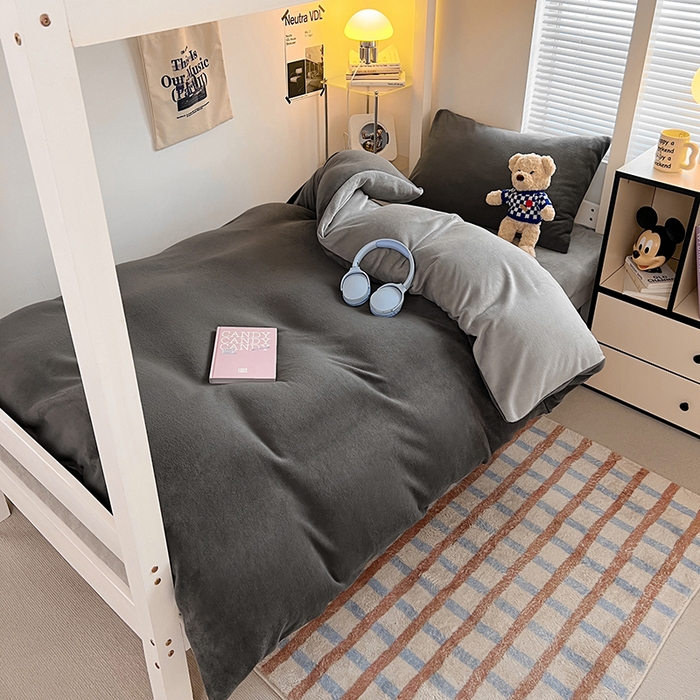 91家纺网 家纺一手货源 找家纺 优卡迪家纺馆 2025新款牛奶绒纯色双拼宿舍床三件套 深灰银灰