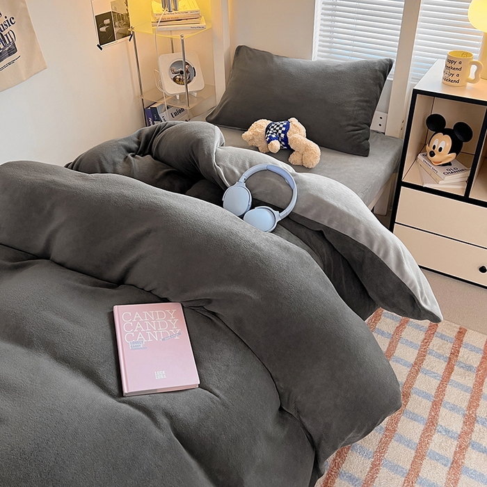 91家纺网 家纺一手货源 找家纺 优卡迪家纺馆 2025新款牛奶绒纯色双拼宿舍床三件套 深灰银灰