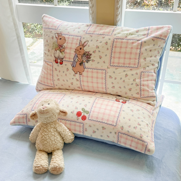 91家纺网 家纺一手货源 找家纺 佳汐蓝家纺 2025新款190克高克重牛奶绒印花四件套 田园小兔+婴儿蓝