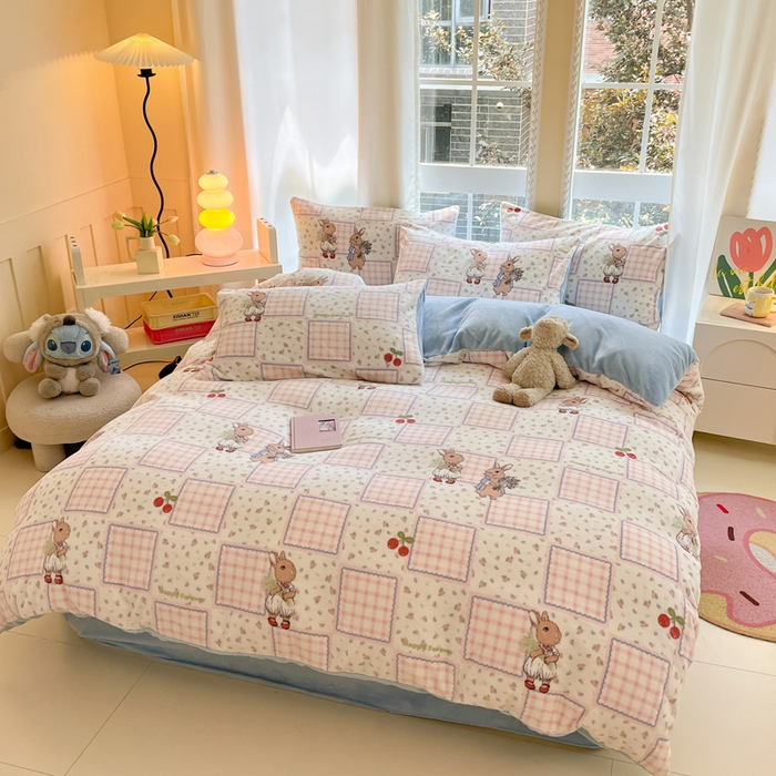 91家纺网 家纺一手货源 找家纺 佳汐蓝家纺 2025新款190克高克重牛奶绒印花四件套 田园小兔+婴儿蓝