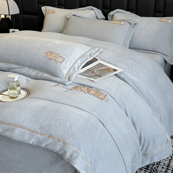 91家纺网 家纺一手货源 找家纺 （总）丞音家纺 2025新款A类母婴级230克全消光牛奶绒轻奢刺绣四件套秋冬珊瑚绒加厚保暖绣花宝宝绒床单被套婴儿绒床