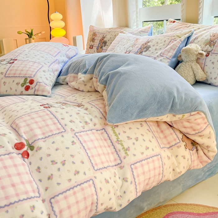 91家纺网 家纺一手货源 找家纺 佳汐蓝家纺 2025新款190克高克重牛奶绒印花四件套 田园小兔+婴儿蓝