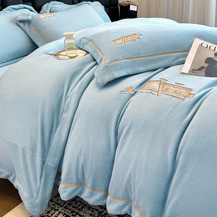 91家纺网 家纺一手货源 找家纺 （总）丞音家纺 2025新款A类母婴级230克全消光牛奶绒轻奢刺绣四件套秋冬珊瑚绒加厚保暖绣花宝宝绒床单被套婴儿绒床