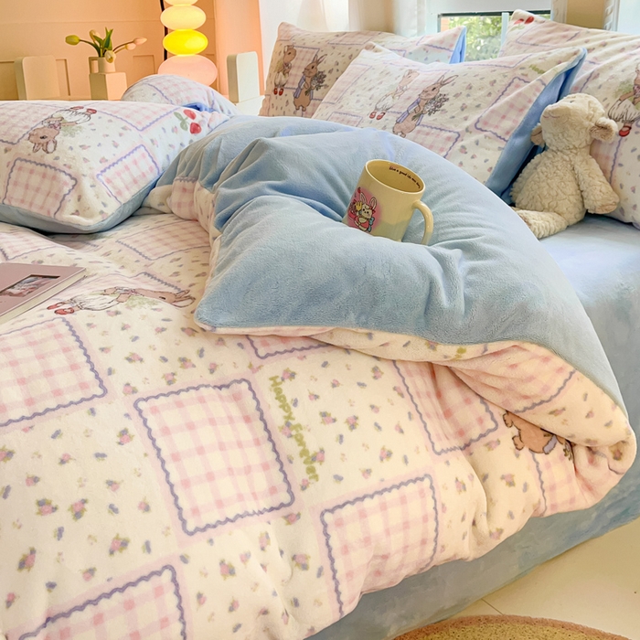 91家纺网 家纺一手货源 找家纺 佳汐蓝家纺 2025新款190克高克重牛奶绒印花四件套 田园小兔+婴儿蓝