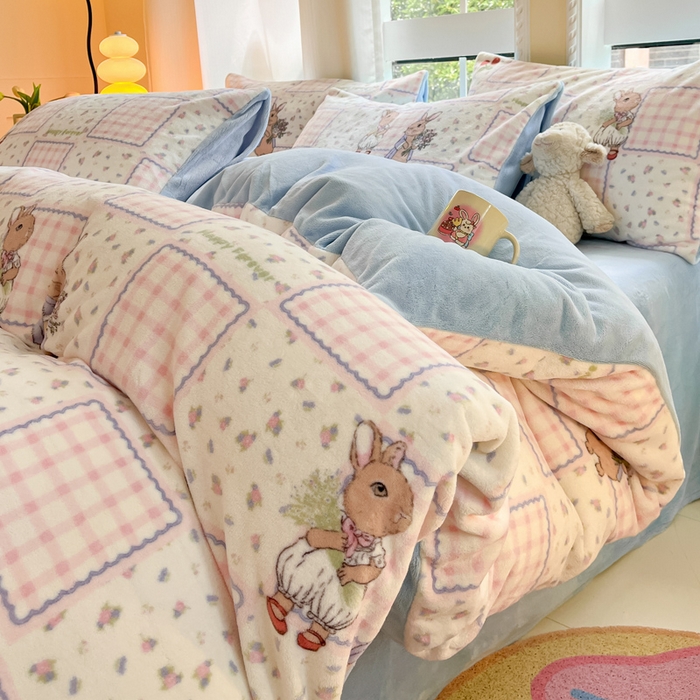 91家纺网 家纺一手货源 找家纺 佳汐蓝家纺 2025新款190克高克重牛奶绒印花四件套 田园小兔+婴儿蓝