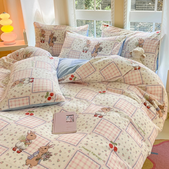 91家纺网 家纺一手货源 找家纺 佳汐蓝家纺 2025新款190克高克重牛奶绒印花四件套 田园小兔+婴儿蓝