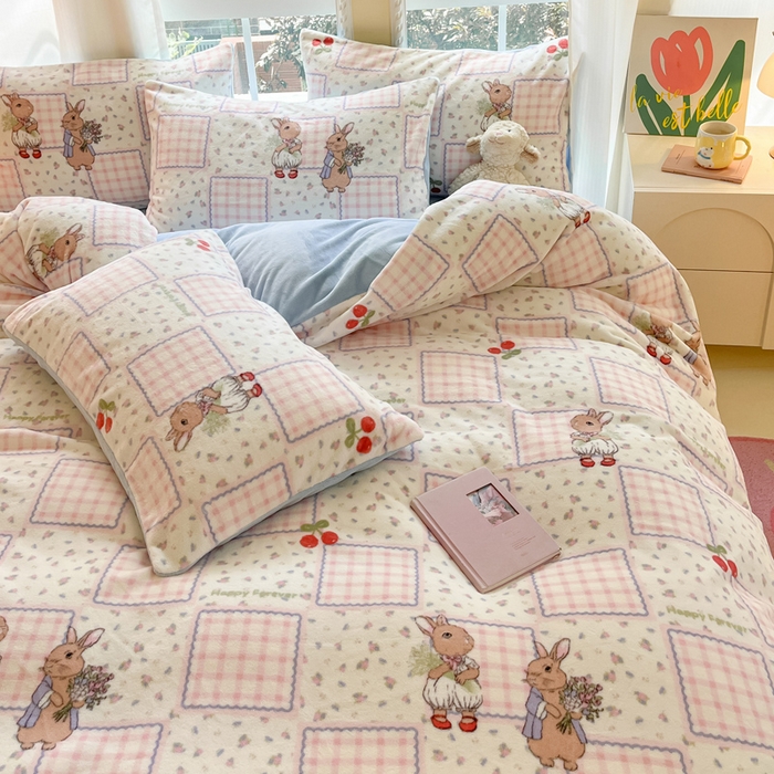 91家纺网 家纺一手货源 找家纺 佳汐蓝家纺 2025新款190克高克重牛奶绒印花四件套 田园小兔+婴儿蓝