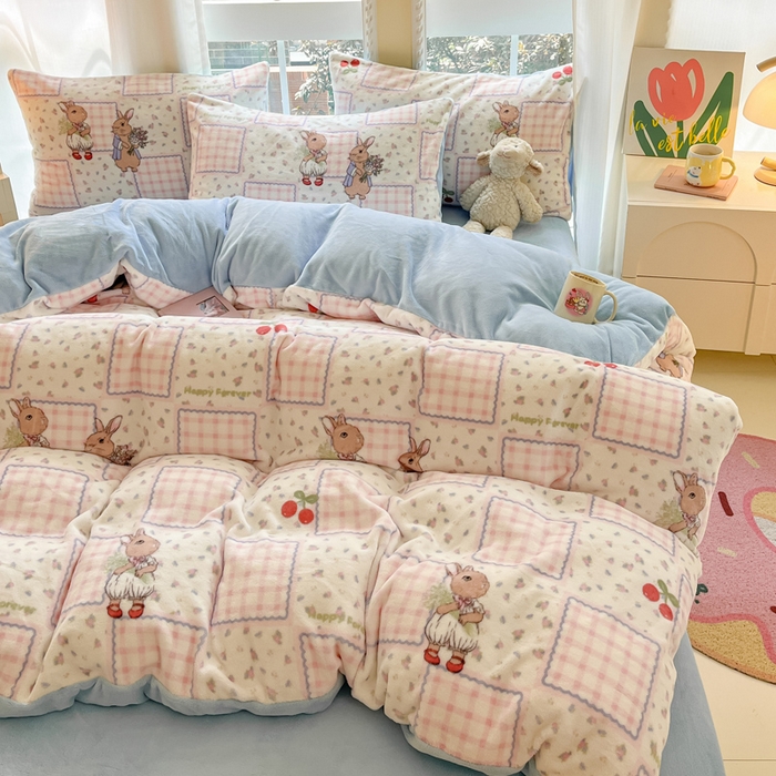 91家纺网 家纺一手货源 找家纺 佳汐蓝家纺 2025新款190克高克重牛奶绒印花四件套 田园小兔+婴儿蓝