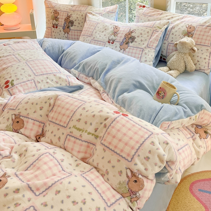 91家纺网 家纺一手货源 找家纺 佳汐蓝家纺 2025新款190克高克重牛奶绒印花四件套 田园小兔+婴儿蓝