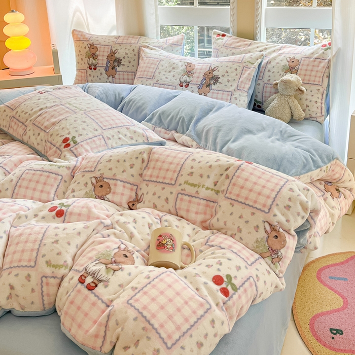 91家纺网 家纺一手货源 找家纺 佳汐蓝家纺 2025新款190克高克重牛奶绒印花四件套 田园小兔+婴儿蓝