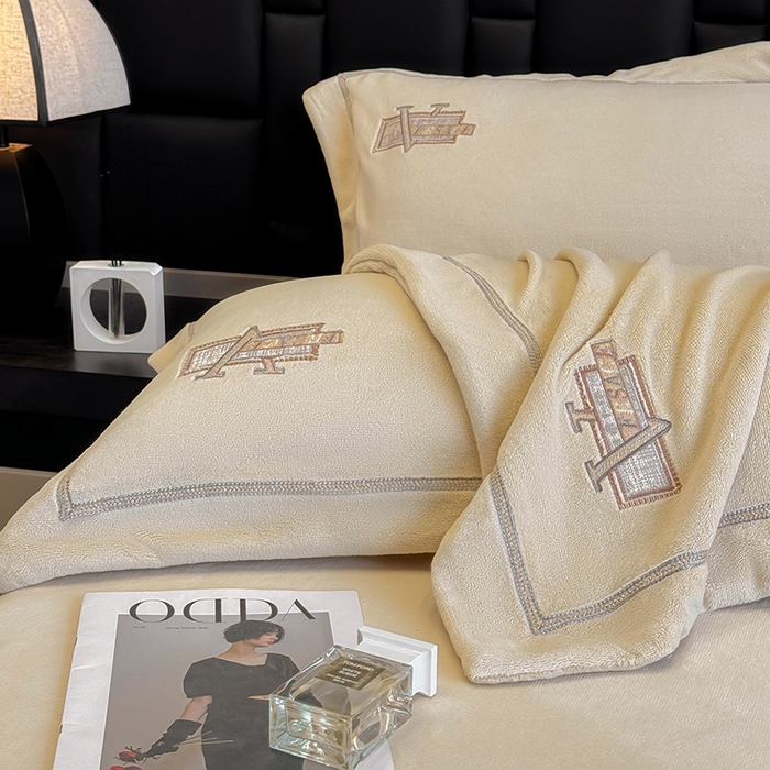 91家纺网 家纺一手货源 找家纺 丞音家纺 2025新款A类母婴级230克全消光牛奶绒轻奢刺绣四件套秋冬珊瑚绒加厚保暖绣花宝宝绒床单被套婴儿绒床 塞维尔-杏仁色