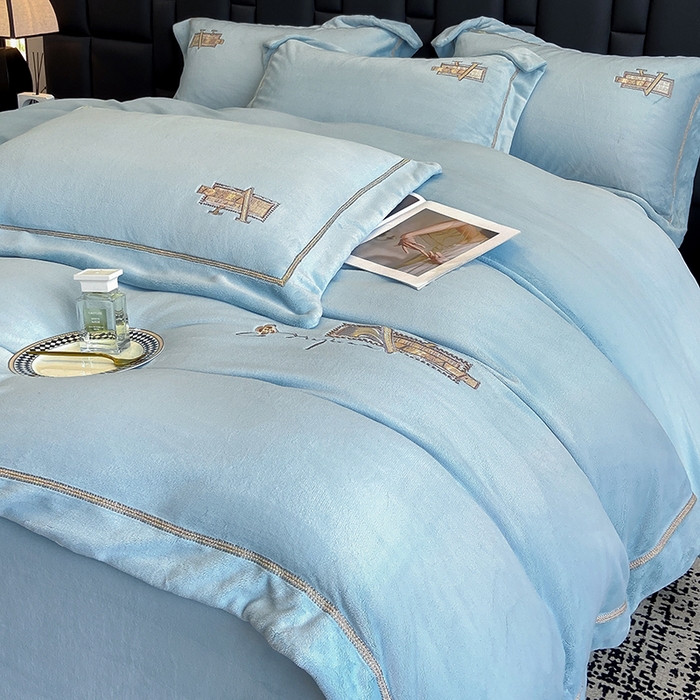 91家纺网 家纺一手货源 找家纺 丞音家纺 2025新款A类母婴级230克全消光牛奶绒轻奢刺绣四件套秋冬珊瑚绒加厚保暖绣花宝宝绒床单被套婴儿绒床 塞维尔-牛仔蓝