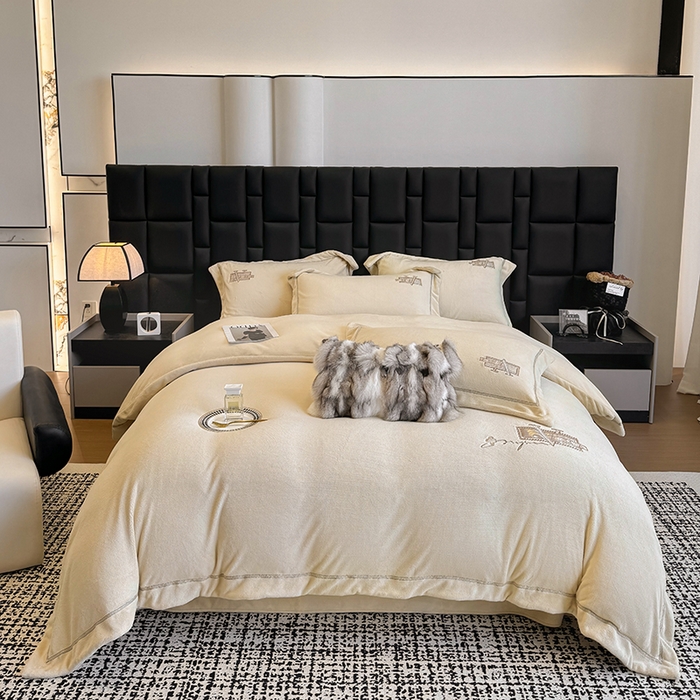 91家纺网 家纺一手货源 找家纺 丞音家纺 2025新款A类母婴级230克全消光牛奶绒轻奢刺绣四件套秋冬珊瑚绒加厚保暖绣花宝宝绒床单被套婴儿绒床 塞维尔-杏仁色