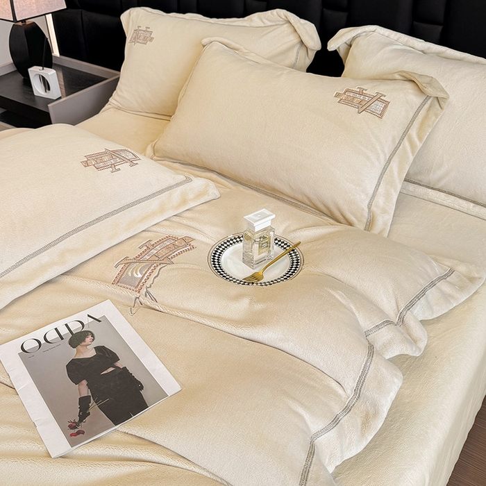 91家纺网 家纺一手货源 找家纺 丞音家纺 2025新款A类母婴级230克全消光牛奶绒轻奢刺绣四件套秋冬珊瑚绒加厚保暖绣花宝宝绒床单被套婴儿绒床 塞维尔-杏仁色