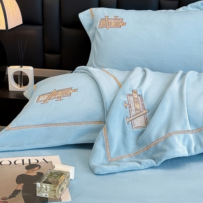 91家纺网 家纺一手货源 找家纺 丞音家纺 2025新款A类母婴级230克全消光牛奶绒轻奢刺绣四件套秋冬珊瑚绒加厚保暖绣花宝宝绒床单被套婴儿绒床 塞维尔-牛仔蓝