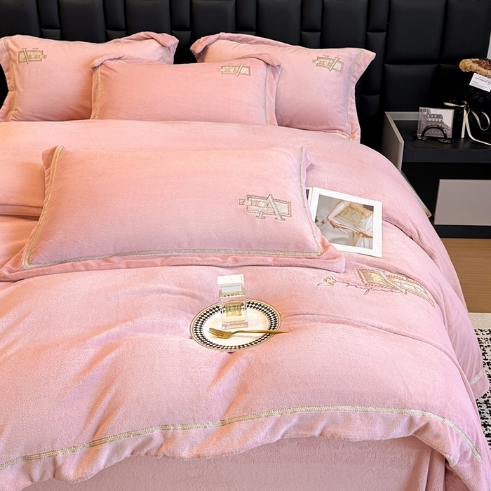 91家纺网 家纺一手货源 找家纺 丞音家纺 2025新款A类母婴级230克全消光牛奶绒轻奢刺绣四件套秋冬珊瑚绒加厚保暖绣花宝宝绒床单被套婴儿绒床 塞维尔-粉豆沙