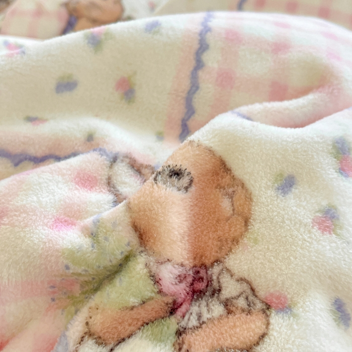 91家纺网 家纺一手货源 找家纺 佳汐蓝家纺 2025新款190克高克重牛奶绒印花四件套 田园小兔+婴儿蓝