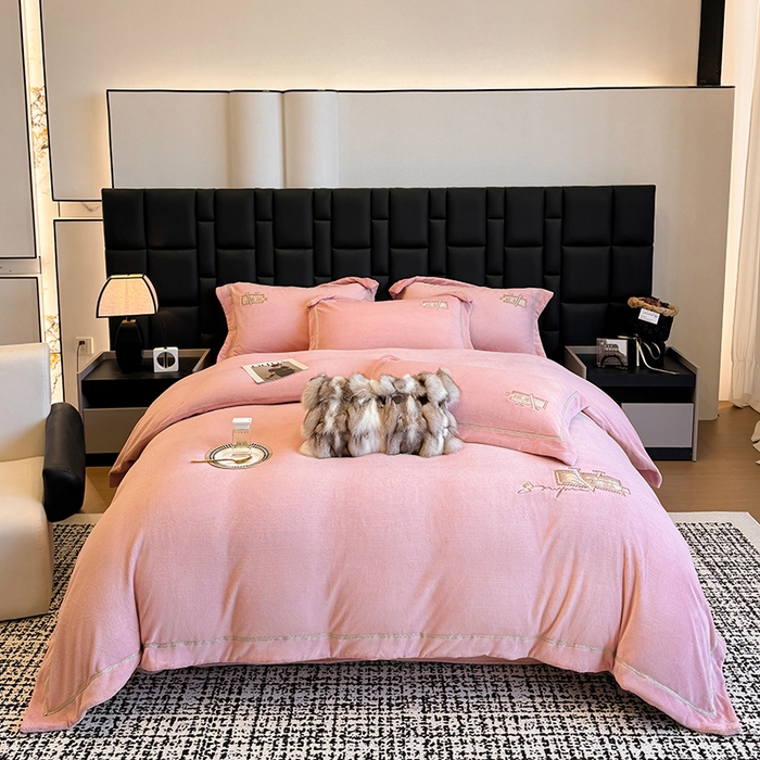 91家纺网 家纺一手货源 找家纺 丞音家纺 2025新款A类母婴级230克全消光牛奶绒轻奢刺绣四件套秋冬珊瑚绒加厚保暖绣花宝宝绒床单被套婴儿绒床 塞维尔-粉豆沙