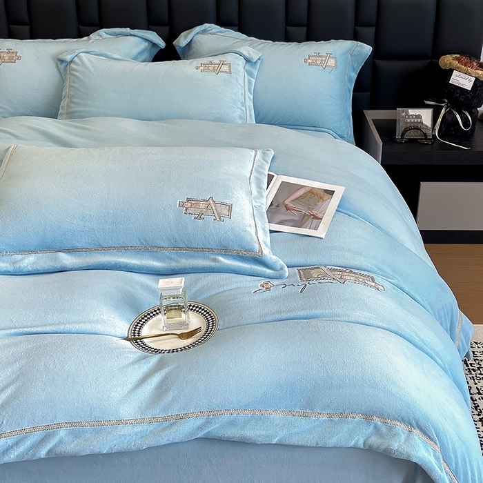 91家纺网 家纺一手货源 找家纺 丞音家纺 2025新款A类母婴级230克全消光牛奶绒轻奢刺绣四件套秋冬珊瑚绒加厚保暖绣花宝宝绒床单被套婴儿绒床 塞维尔-牛仔蓝