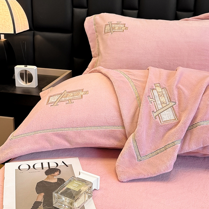 91家纺网 家纺一手货源 找家纺 丞音家纺 2025新款A类母婴级230克全消光牛奶绒轻奢刺绣四件套秋冬珊瑚绒加厚保暖绣花宝宝绒床单被套婴儿绒床 塞维尔-粉豆沙